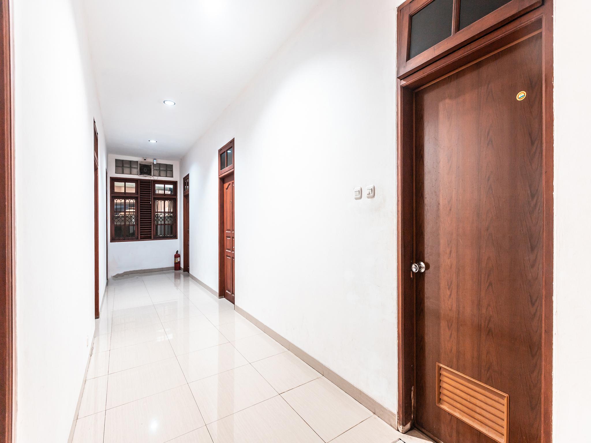 ג'קרטה Oyo 1990 Kost Kuningan Executive Boading House Setiabudi מראה חיצוני תמונה